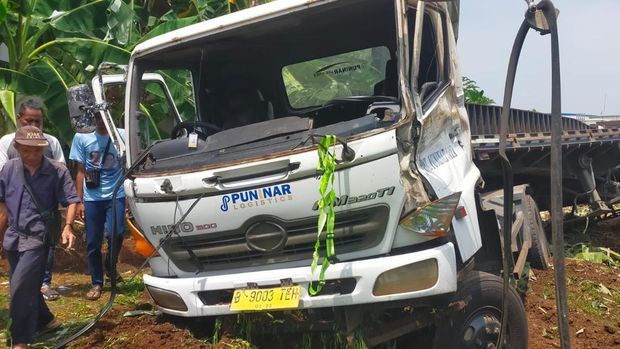 Truk kontainer jatuh dari atas Tol Cibitung-Cilincing Bekasi