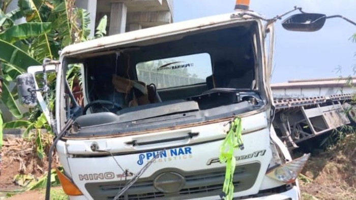 Truk kontainer jatuh dari atas Tol Cibitung-Cilincing Bekasi