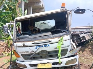 Penampakan Truk Penyok Usai Terjun dari Atas Tol Cibitung, Kontainer Lepas