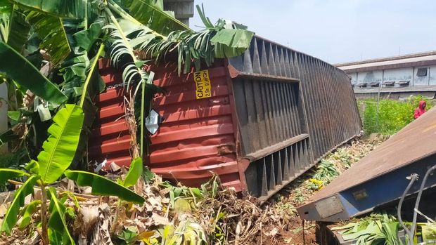 Truk kontainer jatuh dari atas Tol Cibitung-Cilincing Bekasi