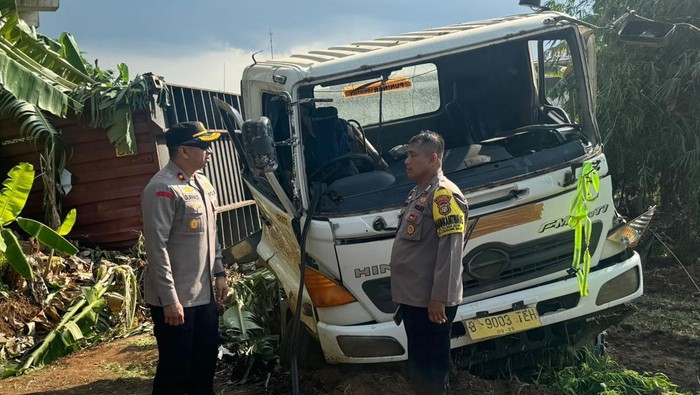 Truk kontainer jatuh dari ketinggian 15 meter Tol Cibitung-Cilincing, Bekasi.