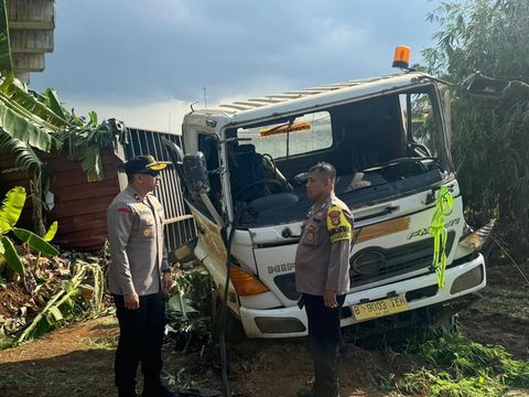 Truk kontainer jatuh dari ketinggian 15 meter Tol Cibitung-Cilincing, Bekasi.
