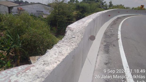 Truk kontainer jatuh dari ketinggian 15 meter Tol Cibitung-Cilincing, Bekasi.