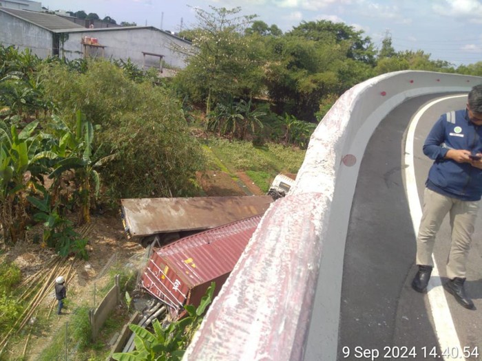 Truk kontainer jatuh dari ketinggian 15 meter Tol Cibitung-Cilincing, Bekasi.