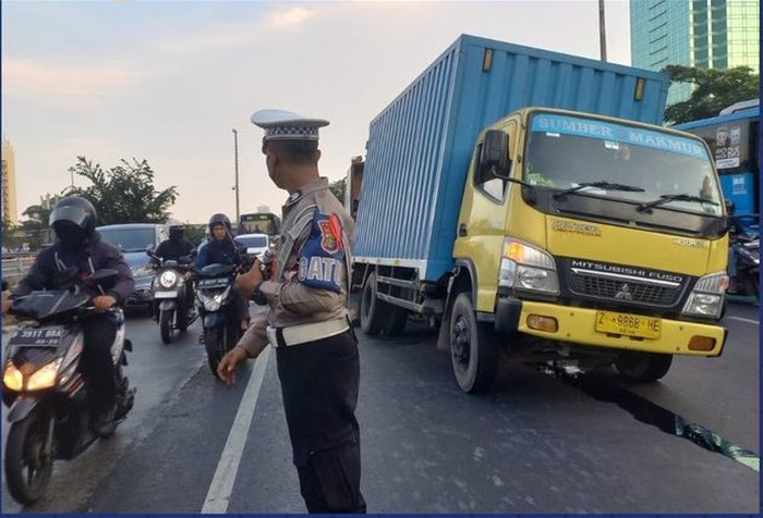 Truk mogok di daerah Jl Jenderal Gatot Subroto, Semanggi, Jaksel, 9 September 2024 pagi. (Dok TMC Polda Metro Jaya)