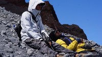 Lelah sampai harus tidur di jalur
