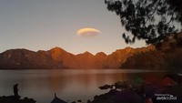Pagi pagi disambut awan unik berbentuk donat di segara anak.