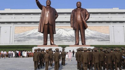 Ultah ke-76, Warga Korut Kunjungi Patung Kim Il Sung dan Kim Jong Il