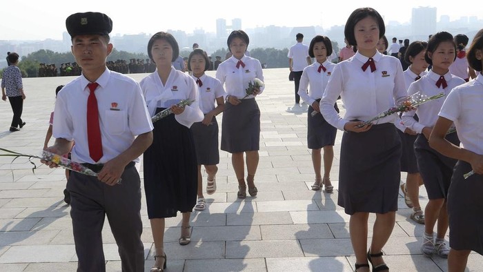 Ultah ke-76, Warga Korut Beri Penghormatan Kepada Patung Kim Il Sung dan Kim Jong Il Pyongyang citizens pay respect to the statues of their late leaders Kim Il Sung and Kim Jong Il on Mansu Hill on the occasion of the country's 76th founding anniversary in Pyongyang, North Korea Monday, Sept. 9, 2024. (AP Photo/Jon Chol Jin)