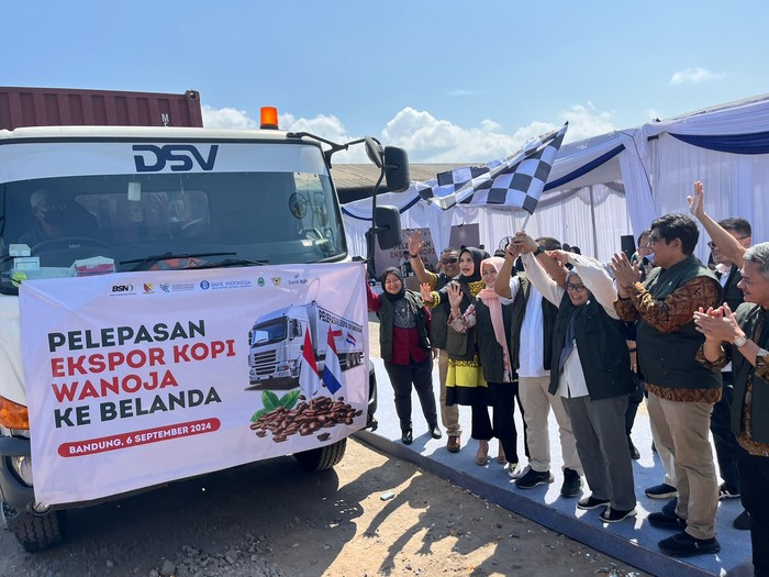 Berawal dari kaki Gunung Kamojang, Kabupaten Bandung, mitra UMKM Binaan bank bjb ini telah mengirimkan biji kopinya ke Belanda.