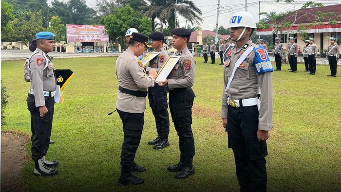 Upacara PTDH terhadap dua personel polisi yakni Bripka MZ dan Bripda DR di Mapolres Dharmasraya. (dok. Istimewa)