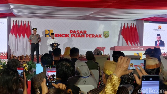 Wakil Presiden RI Maruf Amin saat meresmikan Pasar Encik Puan Perak atau Pasar Baru Tanjungpinang di Kepulauan Riau, Senin (9/9/2024). Foto: Ondang/detikcom