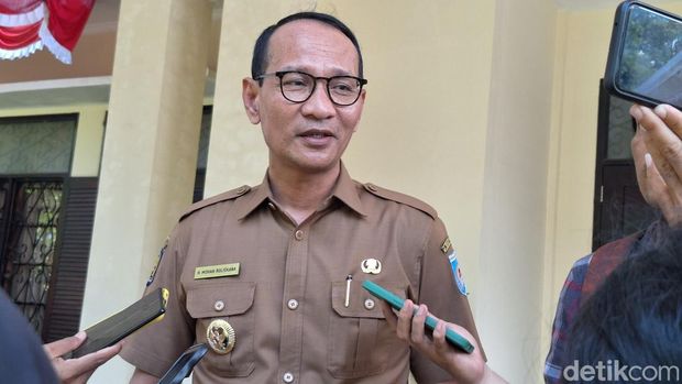 Wali Kota Mataram Mohan Roliskana saat diwawancarai di Pendopo Wali Kota Mataram, NTB, Senin (9/9/2024). (Nathea Citra/detikBali)