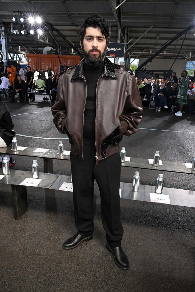 Zayn Malik yang bikin pangling dengan kumis dan brewok yang memenuhi wajahnya tampil mengenakan jaket kulit cokelat dengan kerah kulit. Dia memadukannya dengan turtleneck hitam dan celana panjang warna senada. Foto: Getty Images/Michael Loccisano