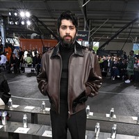 Zayn Malik yang bikin pangling dengan kumis dan brewok yang memenuhi wajahnya tampil mengenakan jaket kulit cokelat dengan kerah kulit. Dia memadukannya dengan turtleneck hitam dan celana panjang warna senada. Foto: Getty Images/Michael Loccisano