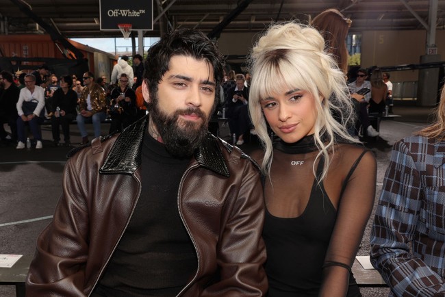 Kebersamaan Zayn Malik dan Camila Cabello ini menjadi sorotan. Apalagi keduanya tampil serasi dengan busana warna hitam. Foto: Getty Images/Michael Loccisano