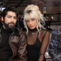 Kebersamaan Zayn Malik dan Camila Cabello ini menjadi sorotan. Apalagi keduanya tampil serasi dengan busana warna hitam. Foto: Getty Images/Michael Loccisano