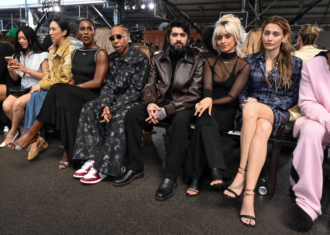 Zayn Malik tampak duduk di front row fashion show Off White bersama Camila Cabello dan Paris Jackson. Foto: WWD via Getty Images/Gilbert Flores