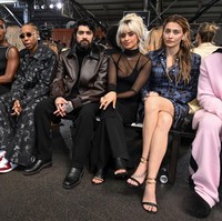 Zayn Malik tampak duduk di front row fashion show Off White bersama Camila Cabello dan Paris Jackson. Foto: WWD via Getty Images/Gilbert Flores