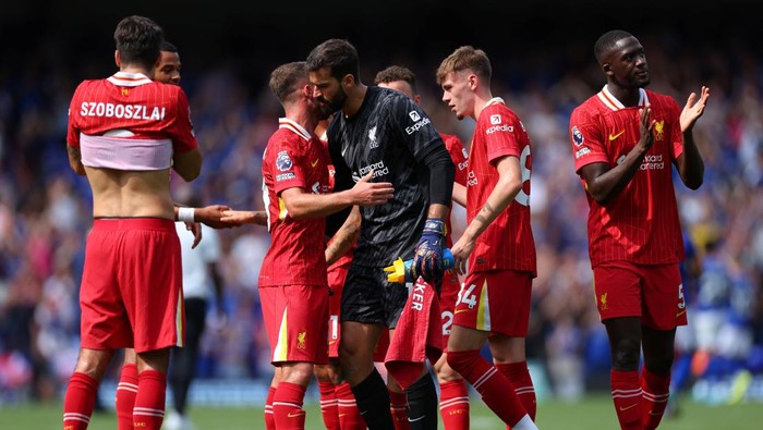 IPSWICH, ENGLAND - AUGUST 17: Alisson Becker of Liverpool celebrates the victory among team mates  during the Premier League match between Ipswich Town FC and Liverpool FC at Portman Road on August 17, 2024 in Ipswich, England. (Photo by Marc Atkins/Getty Images)
