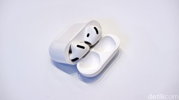 AirPods 4 hadir dua varian, standar dan dilengkapi peredam kebisingan atau ANC. Foto: Adi Fida Rahman/detikINET