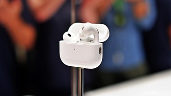 Inilah AirPods 4, mengadopsi desain Pro namun dibuat open ear bakal nyaman digunakan. Foto: Adi Fida Rahman/detikINET