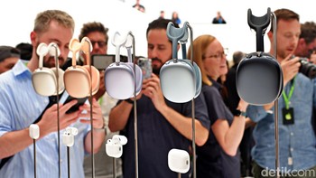 Apple turut menghadirkan warna baru AirPods Max yang makin kece. Foto: Adi Fida Rahman/detikINET