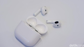 AirPods 4 bisa digunakan untuk mendengarkan musik 30 jam. Foto: Adi Fida Rahman/detikINET