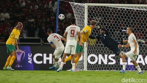 Maarten Paes tampil gemilang dalam pertandingan Indonesia vs Australia di Stadion GBK, Jakarta, Selasa (10/9/2024).