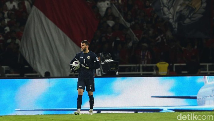 Maarten Paes tampil gemilang dalam pertandingan Indonesia vs Australia di Stadion GBK, Jakarta, Selasa (10/9/2024).