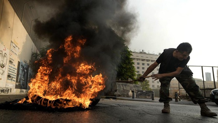 Aksi Bakar Ban Tuntut Kenaikan Gaji di Tengah Krisisnya Ekonomi Lebanon Anggota pensiunan keamanan lebanon melakukan aksi bakar ban. Aksi itu untuk menuntut kenaikan gaji pensiun bulanan mereka yang hancur akibat krisis ekonomi.