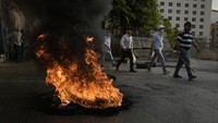 Para pensiunan keamanan Lebanon melakukan aksi bakar ban di Beirut, Lebanon, Selasa (10/9/2024). AP Photo/Bilal Hussein