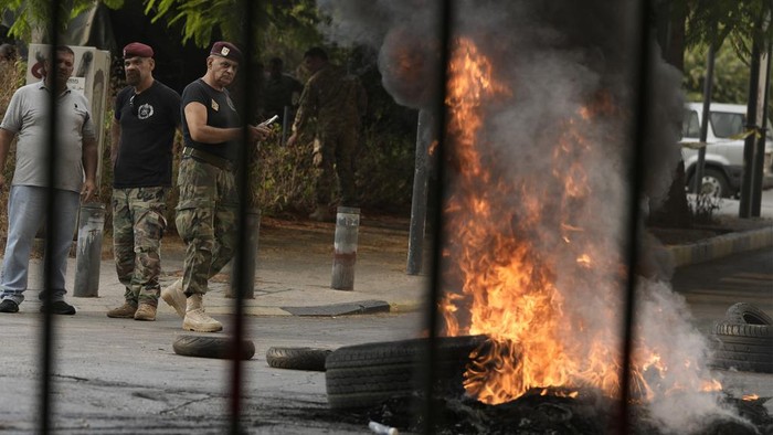 Aksi Bakar Ban Tuntut Kenaikan Gaji di Tengah Krisisnya Ekonomi Lebanon Anggota pensiunan keamanan lebanon melakukan aksi bakar ban. Aksi itu untuk menuntut kenaikan gaji pensiun bulanan mereka yang hancur akibat krisis ekonomi.