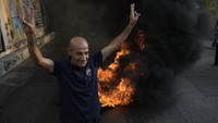 Aksi ini juga sebagai bentuk protes mereka menuntut kenaikan gaji pensiun bulanan mereka yang hancur akibat krisis ekonomi.