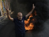 Aksi Bakar Ban Tuntut Kenaikan Gaji di Tengah Krisis Ekonomi Lebanon
