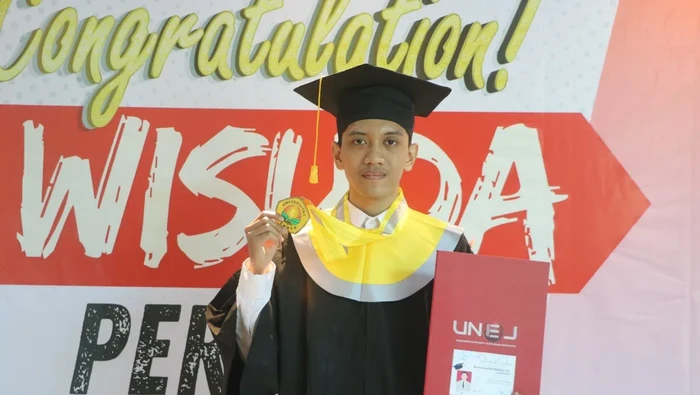 Alex, lulusan Unej peraih IPK 4 dan punya 11 publikasi
