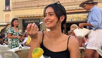 Salah satunya, ada momen Amanda Rawles saat menikmati es krim vanilla di Italia. Es krim vanillanya tersebut disajikan dengan topping jeruk. Foto: Instagram @amandarawles