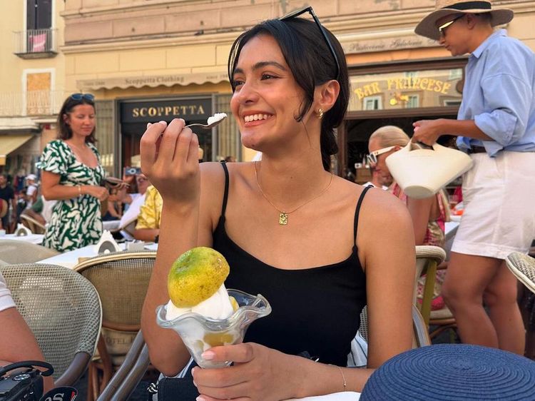 Pose Keren Amanda Rawles saat Makan Es Krim di Italia dan Hawai