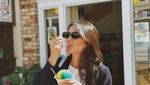 Pose Keren Amanda Rawles saat Makan Es Krim di Italia dan Hawai