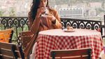Pose Keren Amanda Rawles saat Makan Es Krim di Italia dan Hawai