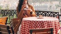 Tak kalah seru, begini momen Amanda Rawles saat menikmati teh di Istanbul, Turki. Posenya yang sedang menyeruput teh ini mencuri perhatian. Foto: Instagram @amandarawles