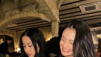 Di Italia, ia juga menikmati Tiramisu. Begini momennya saat makan bareng Gabriella Susanteo, adik dari tunangannya, Adriel Susanteo. Foto: Instagram @amandarawles