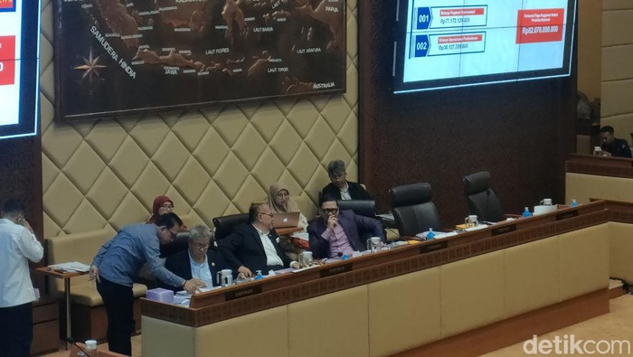 Anggota Komisi II DPR RI mencecar Kepala BPIP Yudian Wahyudi soal polemik jilbab di pengukuhan Paskibraka kala HUT ke-79 RI di Ibu Kota Negara (IKN) Nusantara. (Firda CA/detikcom)