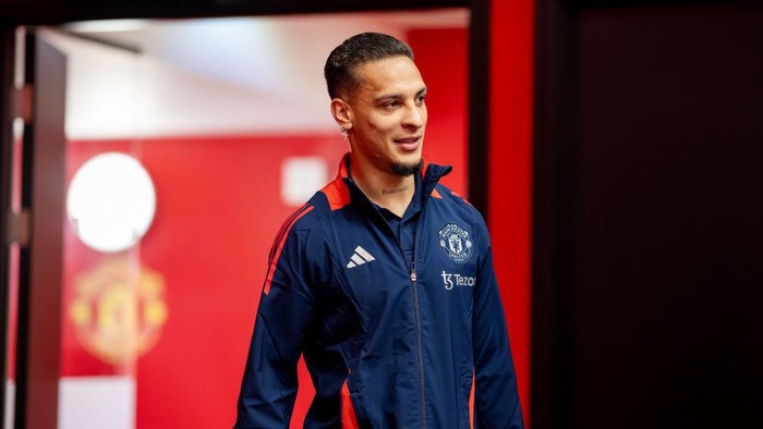 MANCHESTER, ENGLAND - SEPTEMBER 01: Antony of Manchester United arrives at the stadium prior to the Premier League match between Manchester United FC and Liverpool FC at Old Trafford on September 01, 2024 in Manchester, England. (Photo by Ash Donelon/Manchester United via Getty Images)