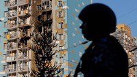 Tentara Rusia berjaga di lokasi serangan drone Ukraina.  