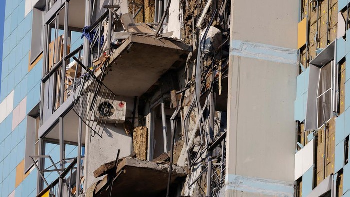 Apartemen di Rusia Rusak Dihantam Drone Ukraina A view shows a damaged multi-storey residential building following an alleged Ukrainian drone attack in the course of Russia-Ukraine conflict, in Ramenskoye in the Moscow region, Russia September 10, 2024. REUTERS/Maxim Shemetov