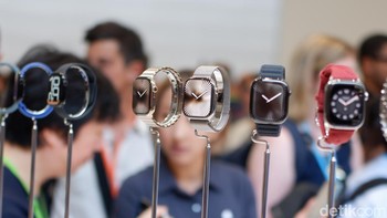 Kini hadir Apple Watch Series 10 berbodi titanium yang memberikan nuansa mewah. Foto: Adi Fida Rahman/detikINET