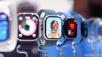 Apple Watch Series 10 kini jauh lebih lebih besar layarnya sehingga konten makin lega dilihat. Foto: Adi Fida Rahman/detikINET