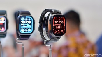 Apple Watch Ultra 2 kini hadir dalam warna Titanium Hitam yang terlihat gahar dan mewah. Foto: Adi Fida Rahman/detikINET
