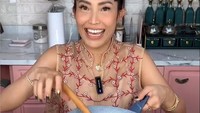 Momen memasak juga kerap dibagikan oleh Ayu Dewi. Ia tampak memasak kreasi Mie Gacoan ala carbonara. Foto: Instagram @mrsayudewi